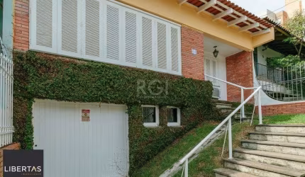 Casa 3 dormitórios com uma 1 suite, 2 banheiros, terraço, bem iluminada. Próxim