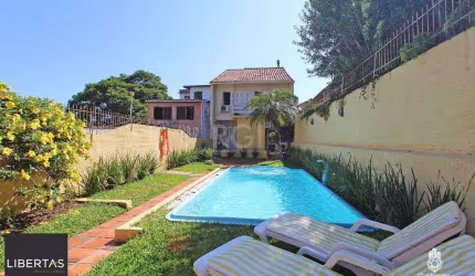 Casa para Venda - 240m², 5 dormitórios, sendo 1 suites, 3 vagas - Menino Deus