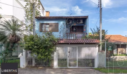 Sobrado para Venda - 241m², 4 dormitórios, sendo 1 suites, 1 vaga - Camaquã