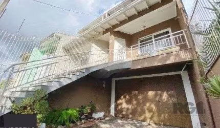 Vende-se belo sobrado com 3 quartos com suíte e 3 vagas cobertas - 182m² - Vila