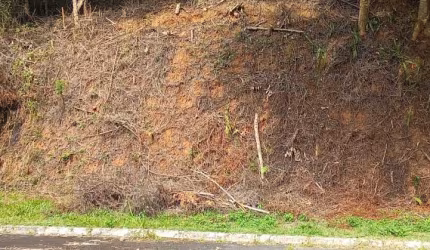 Terreno com 518 m² localizado em condomínio fechado