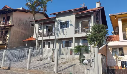 Casa/ sobrado com 03 dormitórios sendo uma suíte