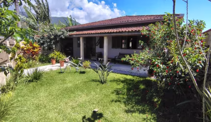 Casa  com  140 m² , 03 dormitórios  a 50 metros do mar