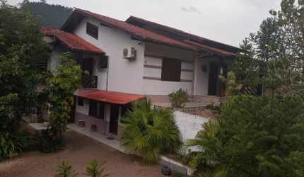 Casa com 02 pisos  , 266 m² e terreno com 2. 522,20 m² .