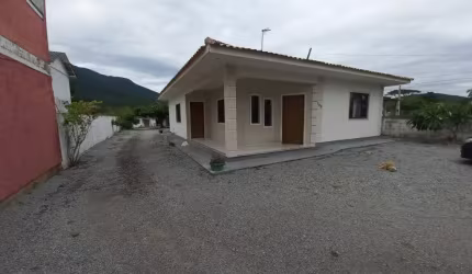 Terreno com  1.350 m² com  03 casas construídas em alvenaria no bairro Cubatão em Palhoça