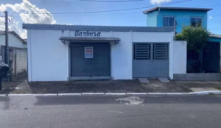 Casa de alvenaria com ponto comercial na frente rua sessenta e nove guajuviras