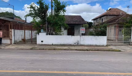 Casa de madeira e sobrado de alvenaria nos fundos rua Santos Dumont Niteroi
