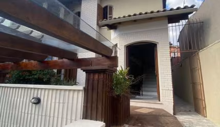 Sobrado á venda 3 quartos, bairro Nossa Senhora das Graças - Canoas