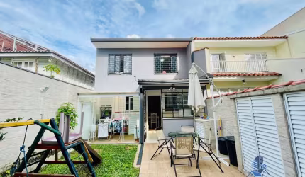 VENDE-SE LINDO SOBRADO DE FRENTE PARA RUA DE 4 QUARTOS E QUINTAL, NO BAIRRO PORTÃO, CURITIBA PARANÁ