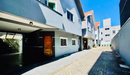 SOBRADO EM CONDOMÍNIO FEHCADO NO BAIRRO NOVO MUNDO - VENDE-SE LINDO SOBRADO SEME MOBILIADO COM  ÁTICO E  3 DORMITÓRIOS E UM SUITE NO BAIRRO NOVO MUNDO, CURITIBA, PARANÁ