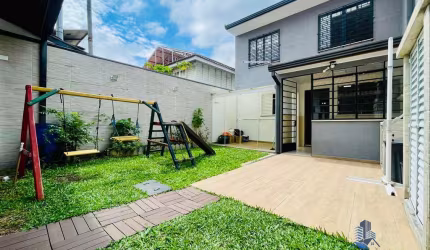 VENDE-SE LINDO SOBRADO DE FRENTE PARA RUA DE 4 QUARTOS E QUINTAL, NO BAIRRO PORTÃO, CURITIBA PARANÁ