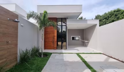 Casas planas com fachada moderna e excelente acabamento! Dispõe de 3 quatros e jardim.
