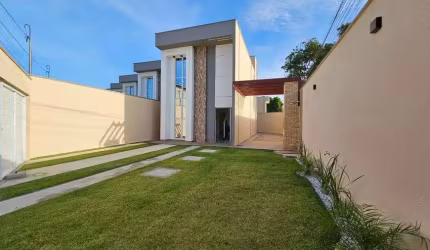 Casa para venda possui 3 suítes, 3 vagas de garagem no Eusébio - Ceará
