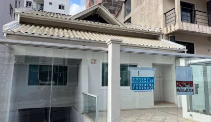 Casa com 3 quartos à venda no Barreiros, São José  por R$ 2.000.000