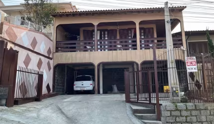 Casa com 4 quartos à venda no Roçado, São José  por R$ 850.000