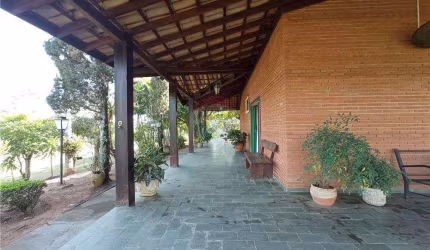 Lindo Sítio com casa de sede mais casa de caseiro 58,264 mts de área.