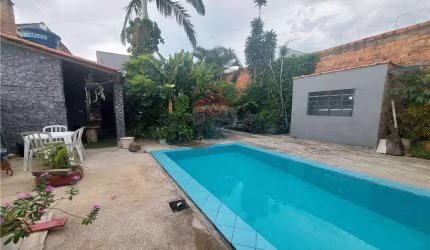 Casa com piscina e churrasqueira no Parque das Laranjeiras