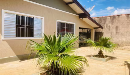 São 2 lindas e aconchegantes casas neste amplo terreno de 360mts, ambas construídas pensando no conforto e bem estar de todos os seus moradores !