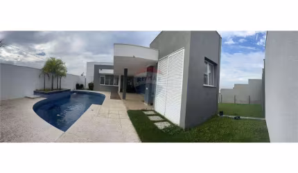 Qualidade de Vida Inigualável: Residência Marcante em Condomínio Exclusivo para a locação.