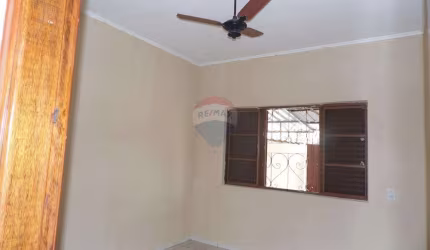 Casa de dois dormitórios com garagem para locação