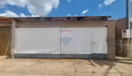 Casa com ótimo acabamento, em condomínio fechado - 2 quartos, 2 banheiros, área gourmet, garagem coberta, 187 m²
