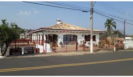 CASA DE 307 M , AT DE 756 M 2 SUITES, 2 QUARTOS ,AREA DE LAZER COMPLETA NO CENTRO DE LINDOIA