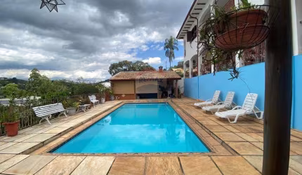 CASA DE 307 M , AT DE 756 M 2 SUITES, 2 QUARTOS ,AREA DE LAZER COMPLETA NO CENTRO DE LINDOIA