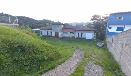 CASA  250 M² EM TERRENO DE 908,60 M² A VENDA EM LINDOIA S.P. - COM 02 QUARTOS, 01 SUITE, 01 QUARTO NO SÓTÃO.