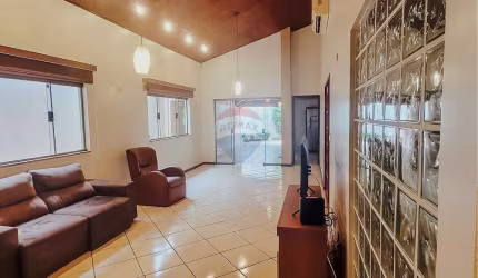 CASA À VENDA, NA REGIÃO CENTRAL DE MOGI MIRIM - $ 680.000,00 (aceita permuta com galpão, barracão ou terreno)