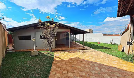 Casa Ampla com Quintal Espaçoso em Terreno de 528m² – 3 Quartos (2 Suítes) para o Seu Conforto!