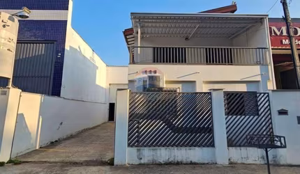 Sobrado com ampla cozinha e Suíte