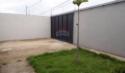 Casa com Três dormitórios  sendo uma suíte para locação