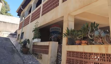 CHACARA COM UMA CASA AMPLA E MAIS DUAS CASAS MENORES COM POMARES, HORTA E GALINHEIRO