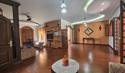Casa de Alto Padrão à Venda no Centro de Itapira - Ao Lado do Parque Juca Mulato