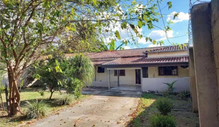 Casa boa, bem localizada com amplo quintal.