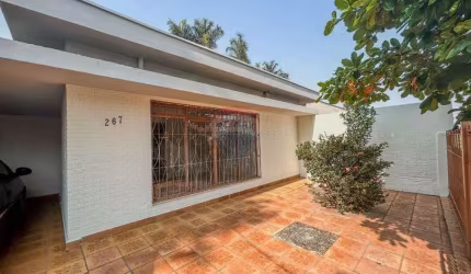 CASA COM TRÊS QUARTOS NO CENTRO POR $ 1.700,00 MENSAL