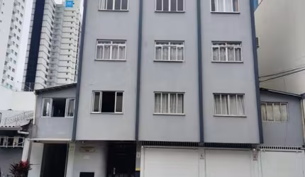 Apartamento com 1 dormitório e 1 vaga de garagem localizado a 500m da Praia