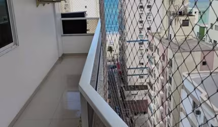 Apartamento quadra-mar totalente mobiliado com 3 dormitórios (sendo 1 suíte) e 2 vagas