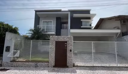Casa alto padrão com 1 suíte + 3 dormitórios e área gourmet com piscina