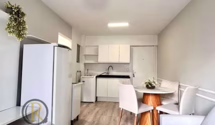 Apartamento reformado e mobiliado a 400 metros da Praia