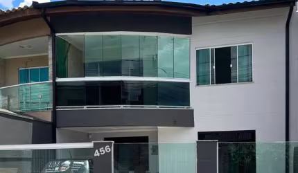 Sobrado mobiliado com 3 dormitórios (sendo 1 suíte) e 2 vagas no Centro de Camboriú