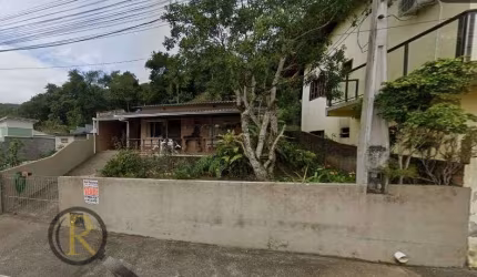 Casa com 2 dormitórios e amplo terreno com edícula