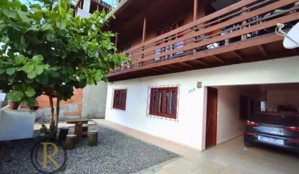 3 Casas no mesmo terreno, quintal amplo e área gourmet com churrasqueira