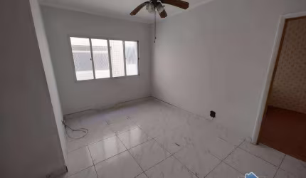 Apartamento na Vila Guilhermina com 2 Quartos Próximo a Praia