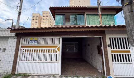 Sobrado à venda em excelente localização – 3 suítes, piscina e área gourmet – R$ 800.000,00