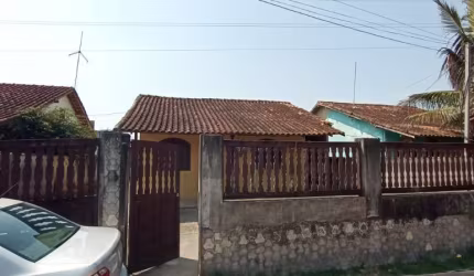 Vendo um imóvel na entrada da Rua das lontras três quartos dois banheiros terreno de 300 metros quadrados muito bem localizada 190.000