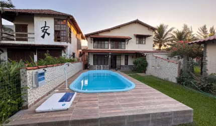 Linda casa duplex no verão vermelho próximo à praia com piscina
