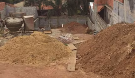 Terreno à venda em Jundiaí-SP, Jardim Celeste: 396m², muro de arrimo, saneamento básico, pronto para construir!