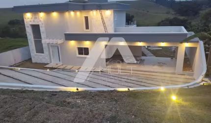 Linda Casa de Alto Padrão a venda Vale dos Lagos