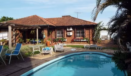 Casa para Venda - 300m², 5 dormitórios, 5 vagas - Vila Nova